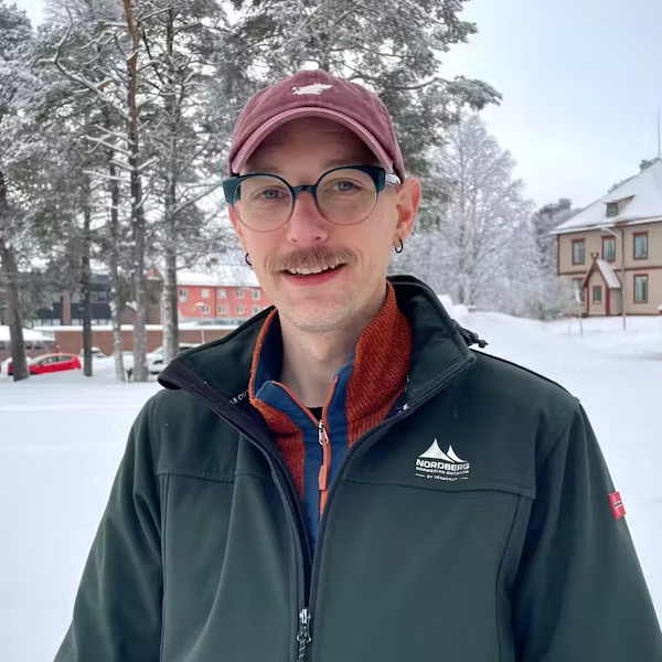 Tibor (founder of Minby), standing in centrum of Vilhelmina